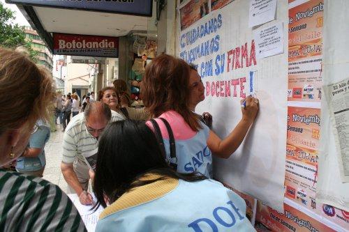 Los docentes levantan firmas en peatonal Muñecas