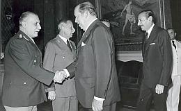 Alfredo Stroessner saluda a su par Roberto Viola en los años del Plan Cóndor. Atrás, Jorge Videla. 