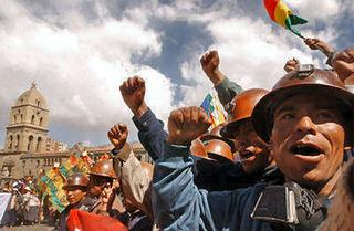 Cooperativistas mineros marcan la linea politica en Bolivia