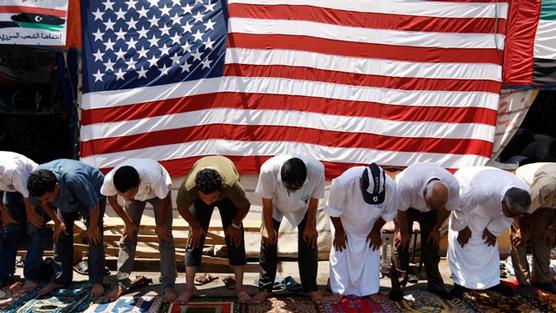 Musulmanes dan la espalda a bandera norteamericana para orar