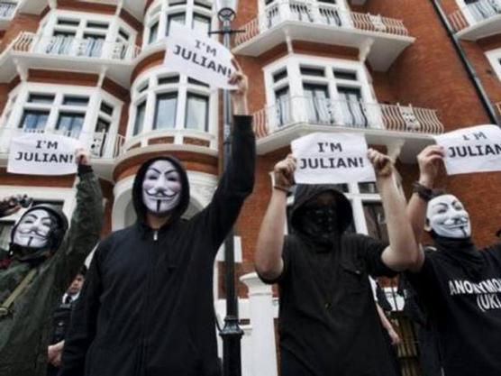 Militantes de Anonymous frente a la embajada ecuatoriana en Londres