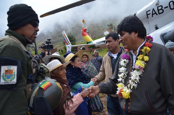 Morales recibe el saludo de pobladores de Morochata