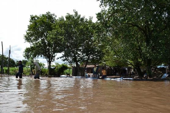 Inundaciones en Alberdi, decenas de familias evacuadas