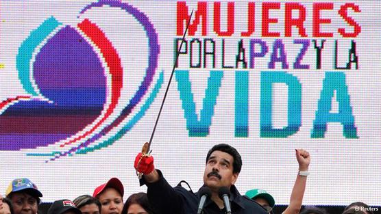 Maduro desenvaina para juramento el sable de Bolivar