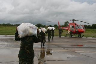 Militares bolivianos cargan helicoptero con ayuda