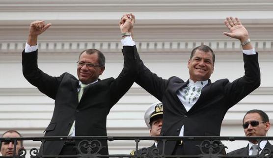 Rafael Correa, saluda a los ciudadanos asistentes al tradicional cambio de guardia en Quito, junto al vicepresidente Jorge Glas 