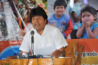 Morales rodeado de ayentes en Cochabamba
