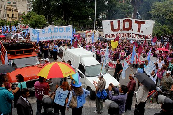 Gremios docentes convocaron a paro en rechazo al acuerdo salarial