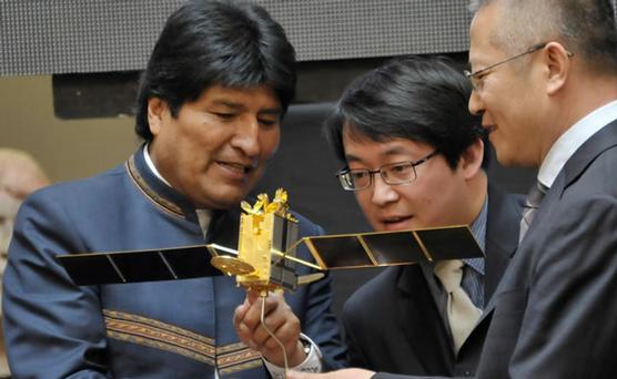 Morales inaugura operaciones comerciales del primer satélite boliviano