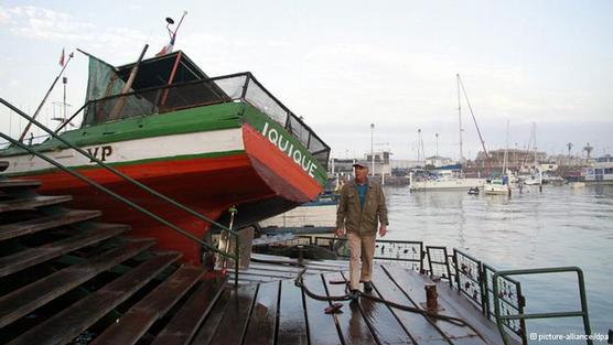 Un pescador observa una embarcación accidentada, ayer en Iquique