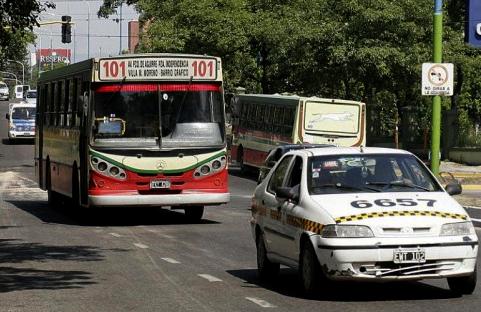 Concejales aprobarán incremento de tarifas en ómnibus y taxis