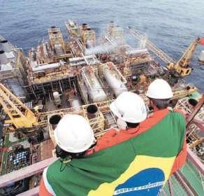 Trqbajadores de la petrolera envueltos en la bandera brasileña