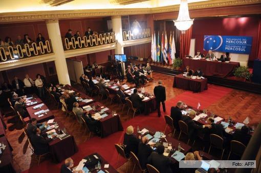 Los legisladores reunidos en Montevideo