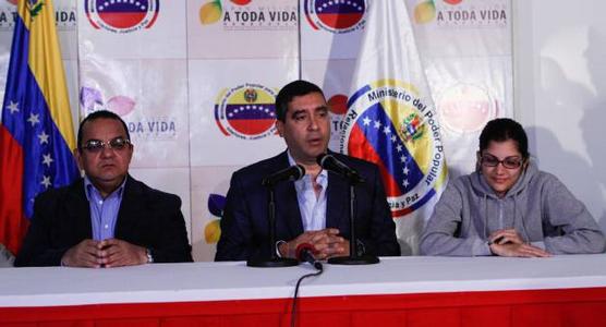 El ministro Miguel Rodríguez Torres y Nairobi Pinto, ayer en Caracas