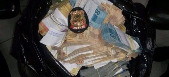 El dinero en uno de los bolsos secuestrados