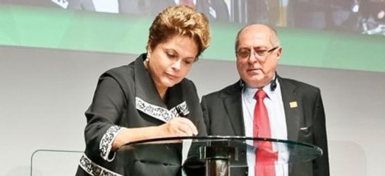 Rousseff estampa la firma ayer en Sao Paulo