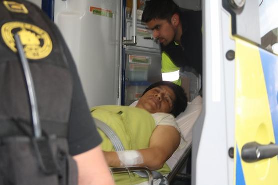 Mariano Llanca es trasladado en una ambulancia, ayer en Angol