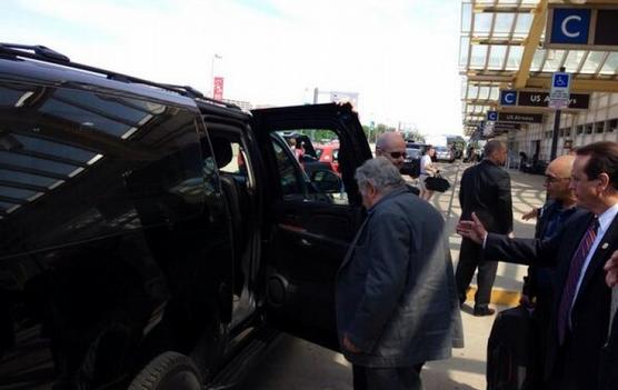Mujica sube a un vehículo, ayer en Washington