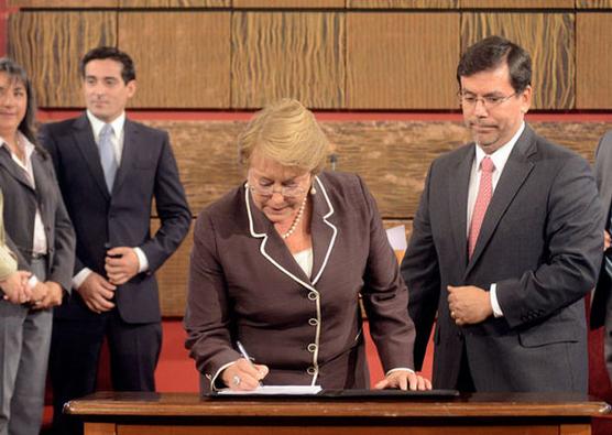 Bachelet estampa la firma en el proyecto, ayer en Santiago