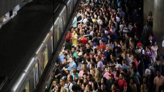 El metro de Sao Paulo y una multitud espera que se encienda