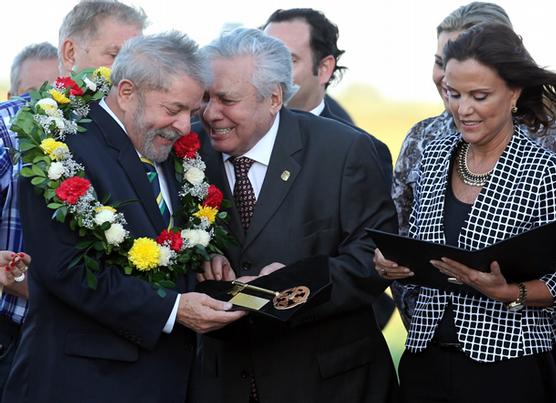 Lula es recibido por Percy Fernandez, ayer en el aeropuerto camba