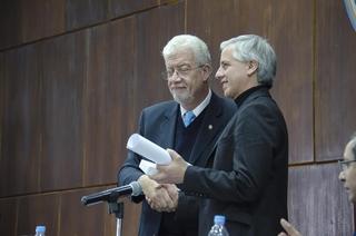 García Linera recibe la distinción del rector Arturo Somoza, ayer en Mendoza