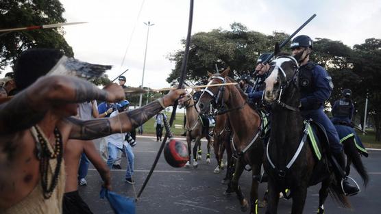 A flechazos resisten represión policial