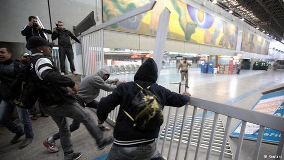 Indignados pasajeros rompen vallas en el metro paulista, anoche