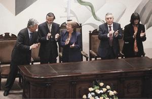 Bachelet aplaude luego de firmar el proyecto