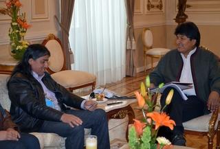 El dirigente mapuche Aucan Huilcaman con el presidente Evo Morales 