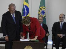 Rousseff toma juramento a los flamantes ministros