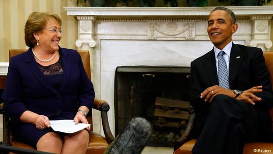 Bachelet sonríe ante los halagos de Obama