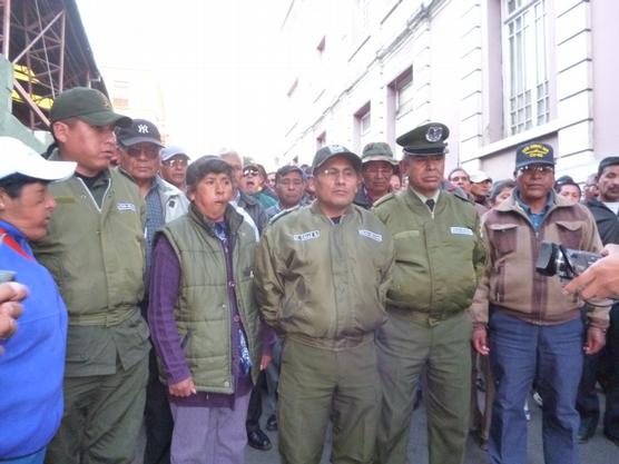 Los policiías y sus familiares piden mayores sueldos