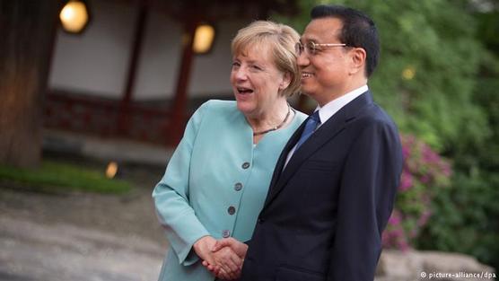 El presidente chino  Xi Jinping, recibe a Merkel