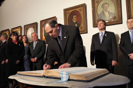 El gobernador firma acta en la Casa Histórica