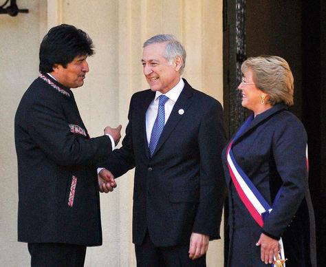 El canciller chileno, Heraldo Muñoz, junto a Evo Morales y Michelle Bachelet, hace unos meses