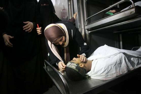 Una mujer reconoce a su marido ayer en Gaza