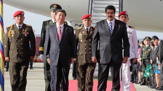 Maduro y Xi Jinping, en el aeropuerto de Caracas, ayer