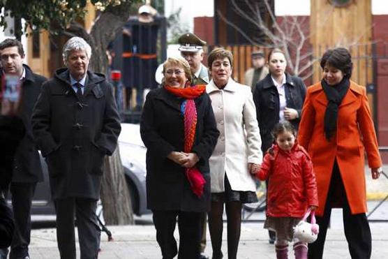 Bachelet durante su visita a un barrio de Santiago, ayer