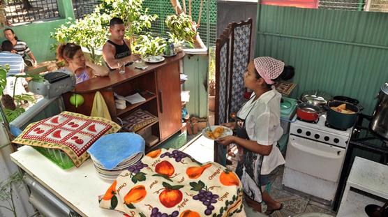Comedores populares en casas de familias proliferan en La Habana