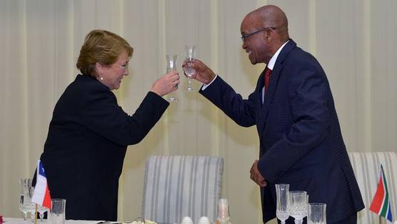 Bachelet brinda con  Jacob Zuma, ayer en Pretoria