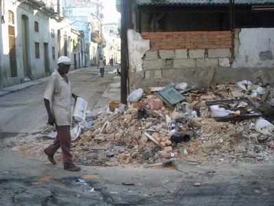 Escombros en plena calle de la Habana Vieja