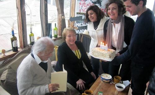 Recibió la visita de Bachelet y una torta