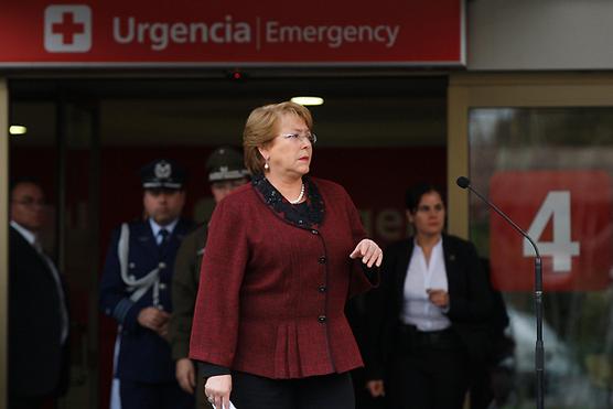 Bachelet a la salida de la cllínica donde trasladaron a los heridos por el atentado terrorista