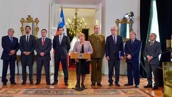 Bachelet con representantes de todos los partidos políticos chilenos, ayer en Santiago