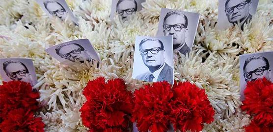 Las fotos de Allende en medio de flores con los colores de la bandera chilena