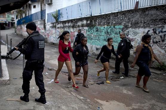 Policías de Río en las favelas, corruptos