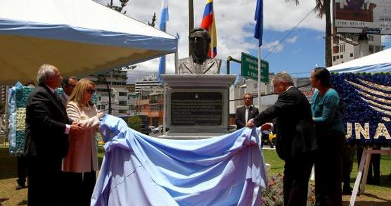 Alicia Kirchner, Samper y Rivadaneira, descubren el busto ayer en Quito