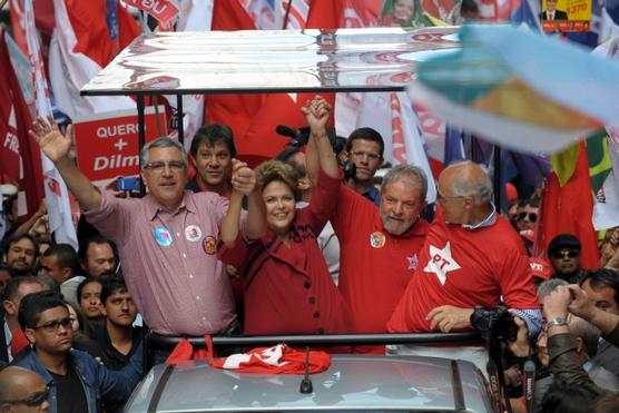 Dilma y Lula encabezan la caravana al final de la campaña