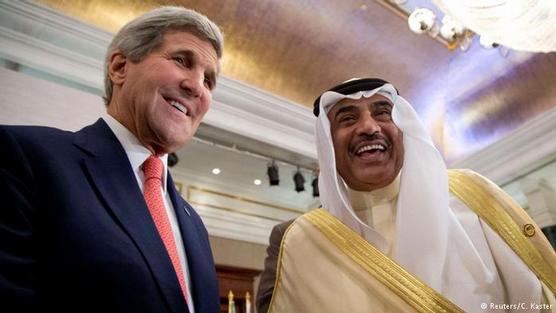 Kerry y el qatarí  Jaled al Attiyah sonríen en El Cairo, ayer